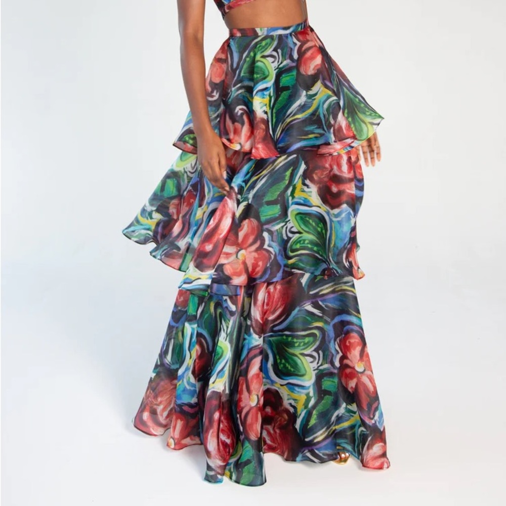Yaura 2 piece floral cropped shirt and skirt. Nouveau design.